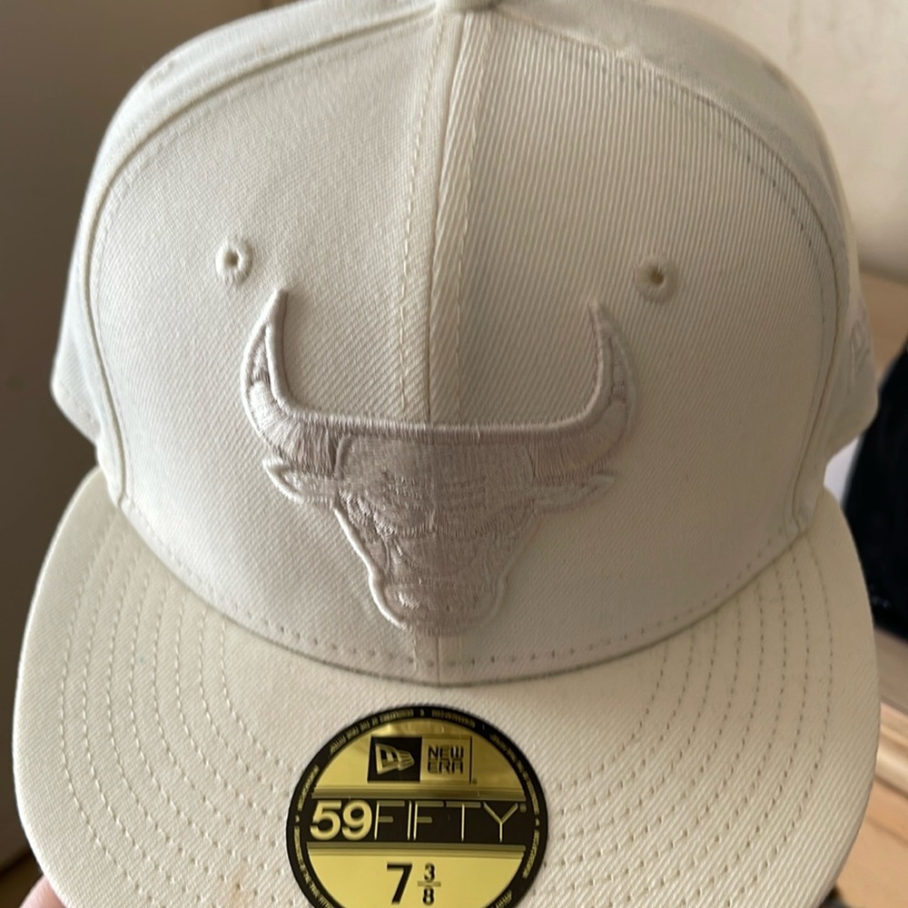 Barely worn new era, Chicago Bulls cream hat fitted